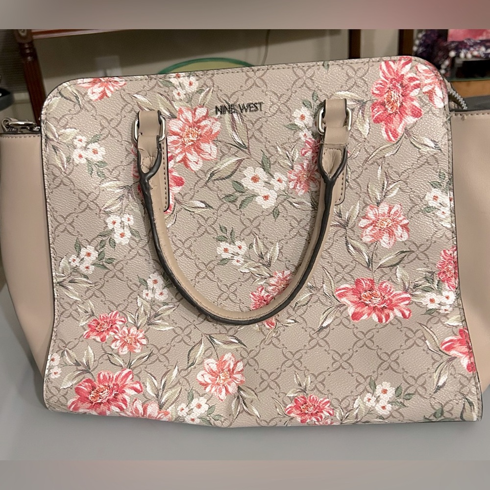 Large Nine West floral carryall tote/purse - Picture 4 of 8